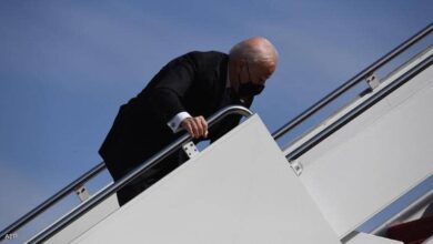صورة سقوط الرئيس الأمريكي “جو بايدن” من على سلم الطائرة