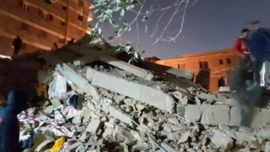 صورة بالصور.. انهيار عقار سكني في جسر السويس بعد حادثة قطاري سوهاج