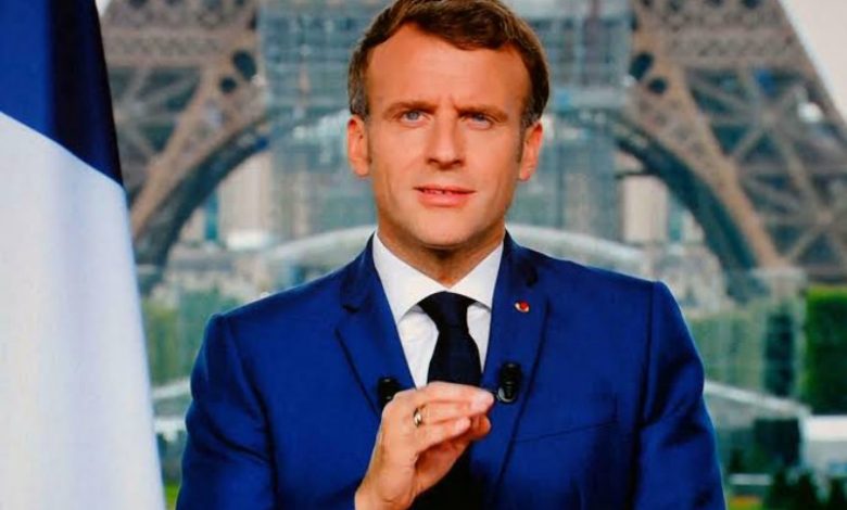 صورة فيديو.. الرئيس الفرنسي “إيمانويل ماكرون” يتعرض للضرب