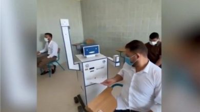 صورة فيديو.. طلاب يبتكرون روبوت للتعقيم والمراقبة أثناء الامتحانات