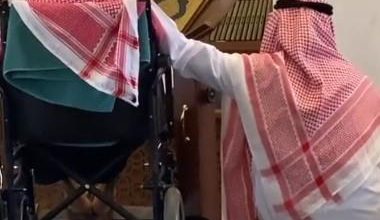 صورة فيديو.. موقف مؤثر لمواطن يمسد رأس والده أثناء قراءته القرآن في أحد المساجد