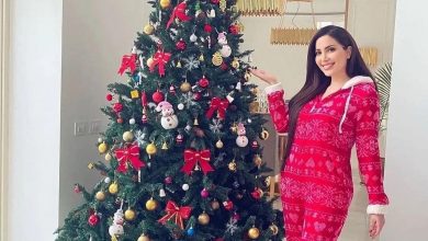 صورة صور.. ‏مشاهير العالم يحتفلون بعيد الميلاد بجانب شجرة الكريسماس