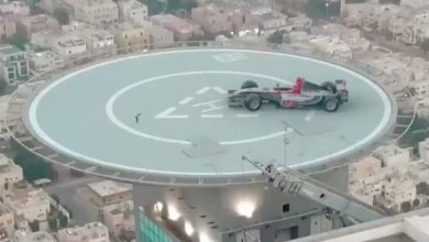 صورة فيديو مثير لسيارة فورمولا تستعرض فوق أعلى برج بجدة