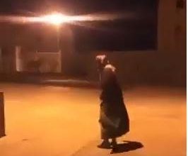 صورة فيديو.. تفاعل كبير مع مُسن اعتاد الخروج فجرًا وحث الناس على الصلاة