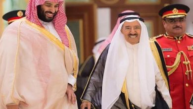صورة فيديو.. أمير الكويت يقدم قلادة مبارك الكبير إلى “محمد بن سلمان” ولي عهد السعودية