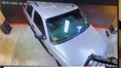 صورة فيديو.. لصوص يسرقون ماكينة صراف آلي بأمريكا اقتحموا متجر بـ”شاحنة”