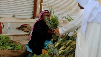 صورة فيديو.. ‏تخفيفًا عن البائعين.. أمير سعودي يشتري بضاعة سوق الخميس الشعبي بالكامل