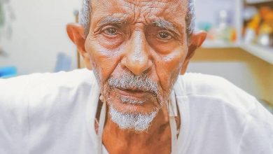 صورة رغم بلوغه 90 عامًا.. أقدم بائع شاي في جازان السعودية يصر على العمل