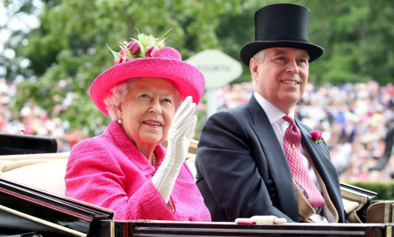 صورة ملكة بريطانيا تقرر تجريد أبنها «الأمير أندرو» من القابه العسكرية