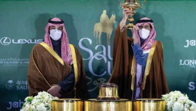 صورة ولي العهد يسلم كأس السعودية للفروسية 2022 للأمير سعود بن سلمان