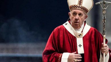 صورة بسبب نبوءة نهاية العالم.. بابا الفاتيكان يدعو للصلاة في بث مباشر (فيديو)