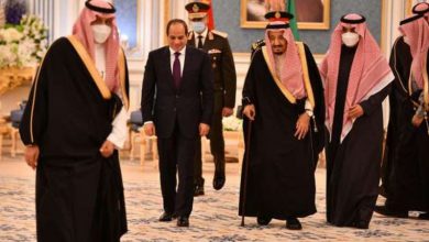 صورة الملك “سلمان” يستقبل الرئيس “السيسي” في قصر اليمامة