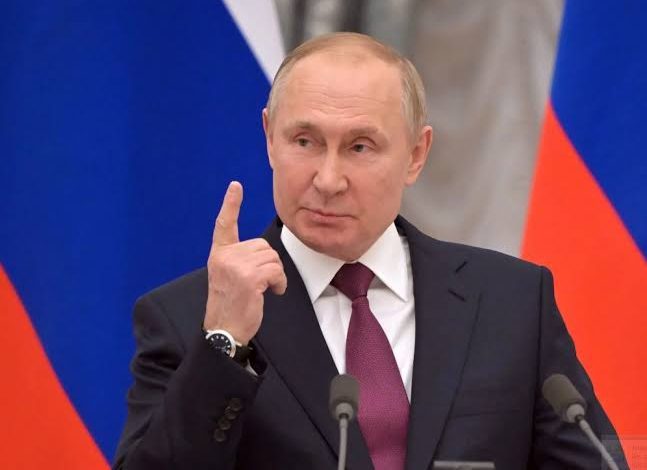 صورة الرئيس الروسي فلاديمير بوتن: قررنا بيع الغاز والنفط بالروبل