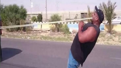 صورة فيديو.. أقوى رجل في العالم يسحب عربة قطار في مصر