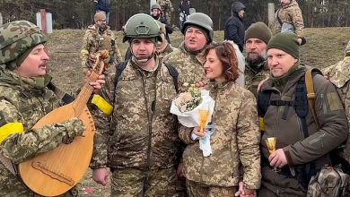 صورة فيديو.. زواج تحت قذف الحرب الروسية الأوكرانية