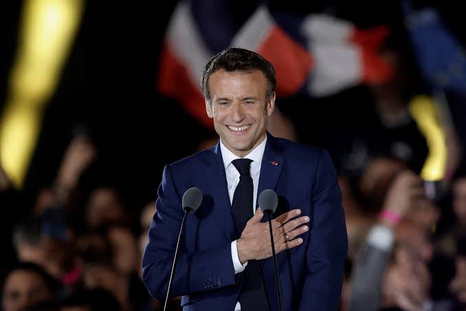 صورة “إيمانويل ماكرون” يفوز بولاية رئاسية جديدة بعد فوز تاريخي في فرنسا