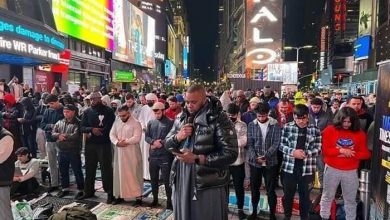 صورة فيديو.. المسلمون يفطرون ويصلون التراويح في ساحة تايمز سكوير بأمريكا لأول مرة في التاريخ