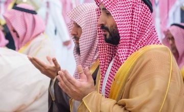 صورة ولي العهد السعودي يزور المسجد النبوي ويؤدي الصلاة في الروضة الشريفة