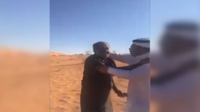 صورة أب ‎سعودي يبتعد عن ابنه حتى لا يراه وهو يحتضر من العطش