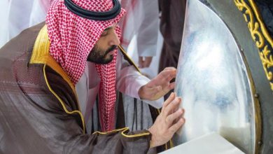 صورة فيديو.. ولي العهد «الأمير محمد بن سلمان» يتشرف بغسل الكعبة المشرفة