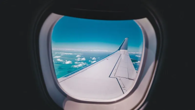 صورة ثقب في نافذة الطائرة.. ما السبب الذي لا يدركه كثيرون؟