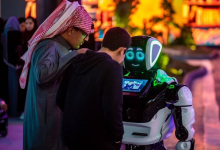 صورة “روبوت” يرحب بالزوار في “أنمي تاون اليابان” ويتفاعل بـ 3 لغات