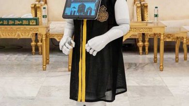 صورة روبوت يستقبل زوار مكة
