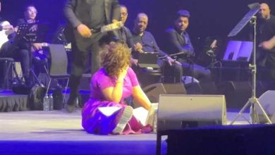 صورة شاهد.. سقوط شيرين عبد الوهاب على المسرح خلال حفلها في دبي