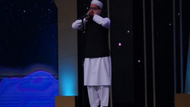 صورة من أكتاف والده.. متسابق يُؤذِّن في «عطر الكلام»