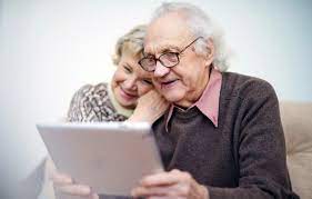 صورة استخدام كبار السن للإنترنت يقلل مخاطر الإصابة بـ”الخرف”