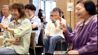 صورة اليابانيون يستعينون بمدرسين لتعلم الابتسامة بسبب “كورونا”.. تعرف على التفاصيل