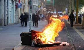 صورة الغضب يشعل شوارع فرنسا.. إحتجاجات متصاعدة عقب مقتل الشاب “نائل”