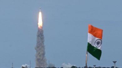 صورة الهند تطلق بنجاح مركبة فضائية لاستكشاف القمر
