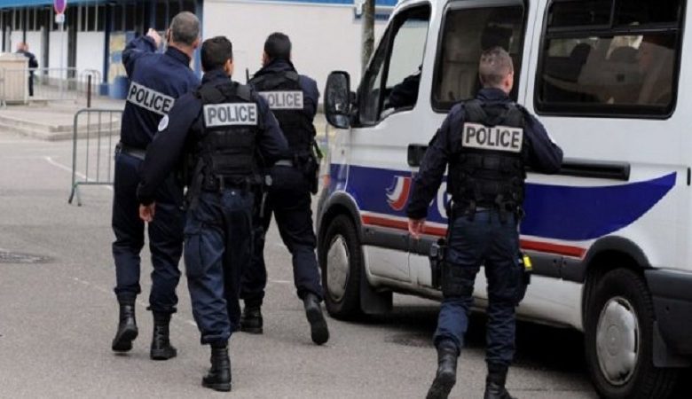 صورة حبس 5 شرطيين احتياطيًا في فرنسا
