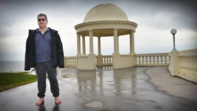صورة بريطاني يمشي”بدون حذاء”