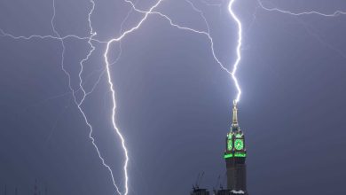 صورة صاعقة قوية تضرب “برج الساعة” في مكة