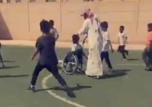 صورة فيديو مؤثر.. معلم يدفع طالبًا من ذوي الإعاقة خلال مباراة كرة قدم
