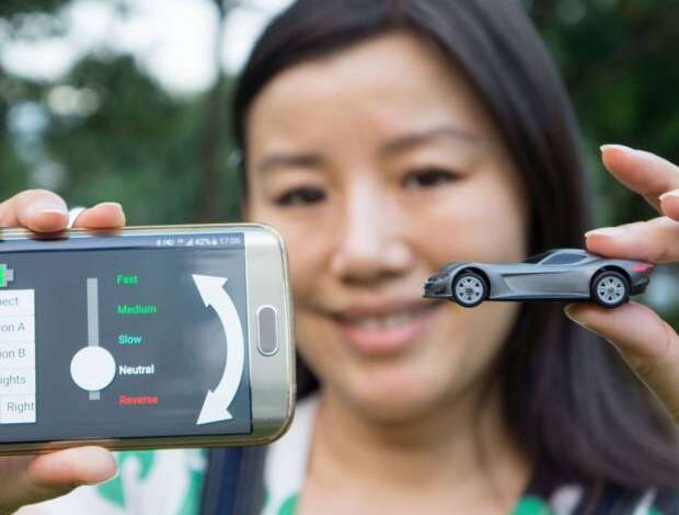 صورة إطلاق هاتف جديد يدعم الذكاء الاصطناعي ويتحكم بالسيارة الكهربائية