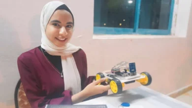صورة طالبة مصرية تبتكر نموذج “روبوت” لإيقاف السيارات ذاتيًا