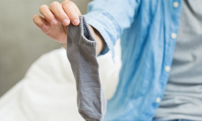 إصابة رجل بعدوى فطرية في الرئة بعد شم "جواربه"