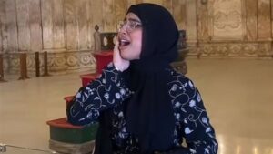 شاهد.. فتاة تؤذن داخل مسجد "قلعة صلاح الدين" تُشعل منصات التواصل الاجتماعي