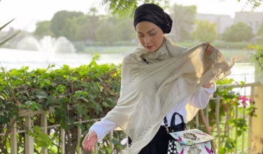 صورة الفنانة “أمل حجازي” تخلع الحجاب بعد 8 سنوات من ارتدائه.. وتفاجئ جمهورها بإطلالة جريئة