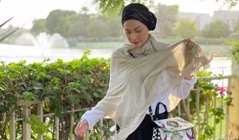 الفنانة "أمل حجازي" تخلع الحجاب بعد 8 سنوات من ارتدائه.. وتفاجئ جمهورها بإطلالة جريئة