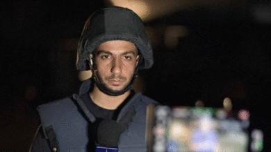 صورة مقتل الصحفي “أنس الشريف”.. صوت غزة الصادق يُختم بدموع الحقيقة