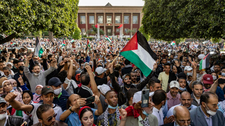 تصعيد الأحداث في الشرق الأوسط: مظاهرات ضد السفارة الإسرائيلية وتحويل المساجد إلى حانات وتهديدات الكنائس في غزة
