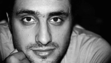 صورة سقط أثناء لعب كرة القدم.. تفاصيل اللحظات الأخيرة في حياة الفنان “بهاء الخطيب” وأبرز المعلومات عنه