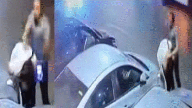 صورة شاهد.. اعتداء ضابط شرطة على “منادي سيارات” يثير جدلًا واسعًا