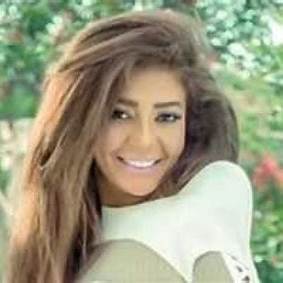 ابتسامة خفيفة في جلسة تصوير تذكارية