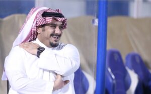 الأمير نواف بن سعد بابتسامة في مدرجات الهلال، في لقطة إعلامية خلال حضور فعالية للنادي