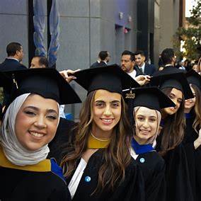 خريجون يحتفلون بالتخرج